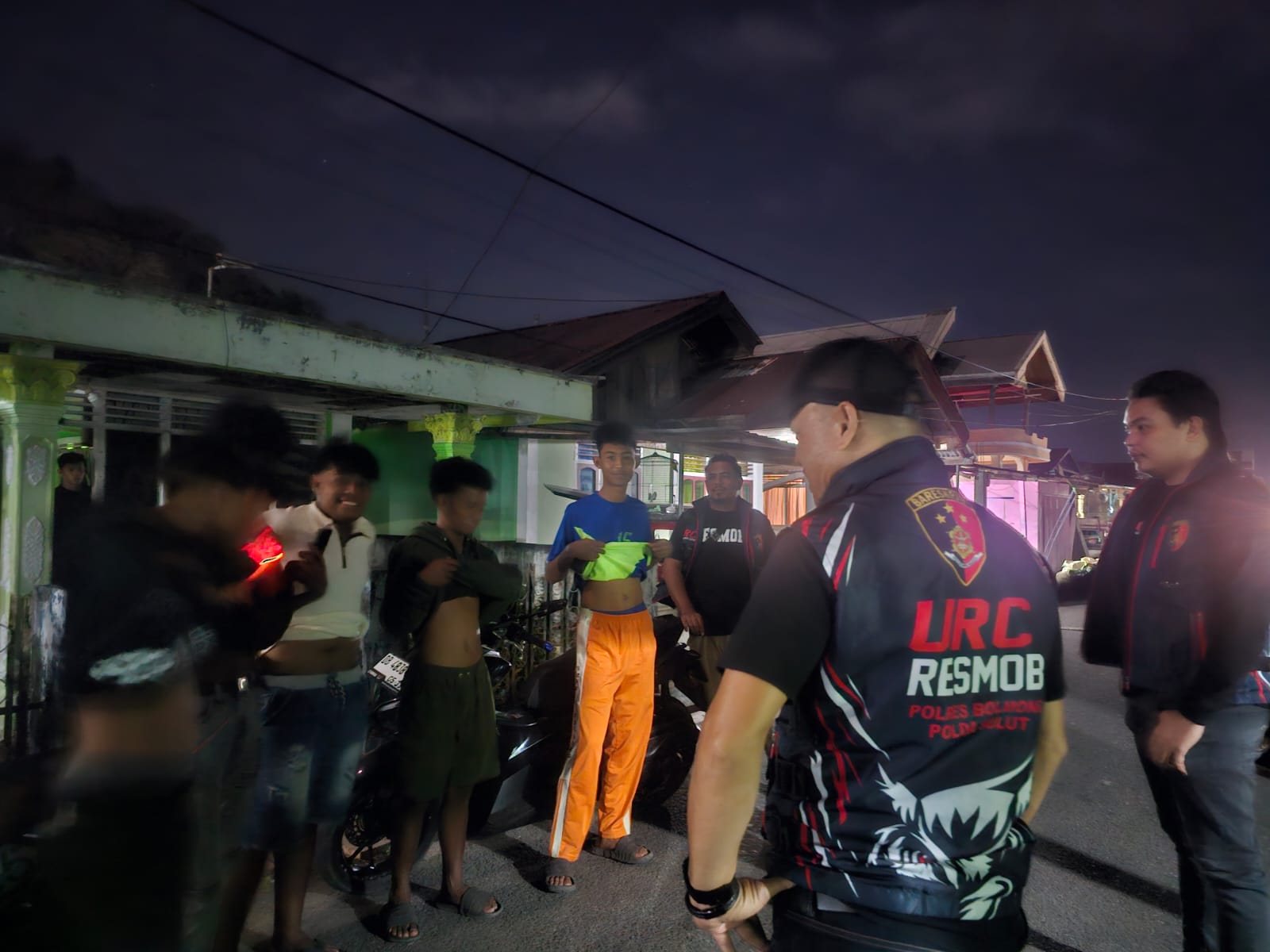 Caption Foto: Tim URC Resmob Polres Bolmong saat menggelar patroli cipta kondisi dan pemeriksaan kendaraan di wilayah Dumoga, Kabupaten Bolaang Mongondow. Foto: Humas Polres Bolmong