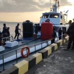 Armada pendukung menyalurkan bantuan 18.200 liter air bersih ke Pulau Manado Tua atas perintah Gubernur Yulius Selvanus.