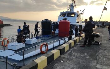 Perintah Gubernur Yulius, Pemprov Sulut Pasok 18.200 Liter Air Bersih ke Manado Tua 3 Armada pendukung menyalurkan bantuan 18.200 liter air bersih ke Pulau Manado Tua atas perintah Gubernur Yulius Selvanus.