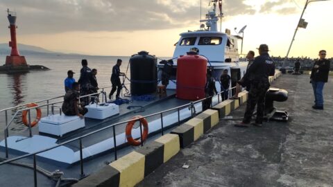 Armada pendukung menyalurkan bantuan 18.200 liter air bersih ke Pulau Manado Tua atas perintah Gubernur Yulius Selvanus.
