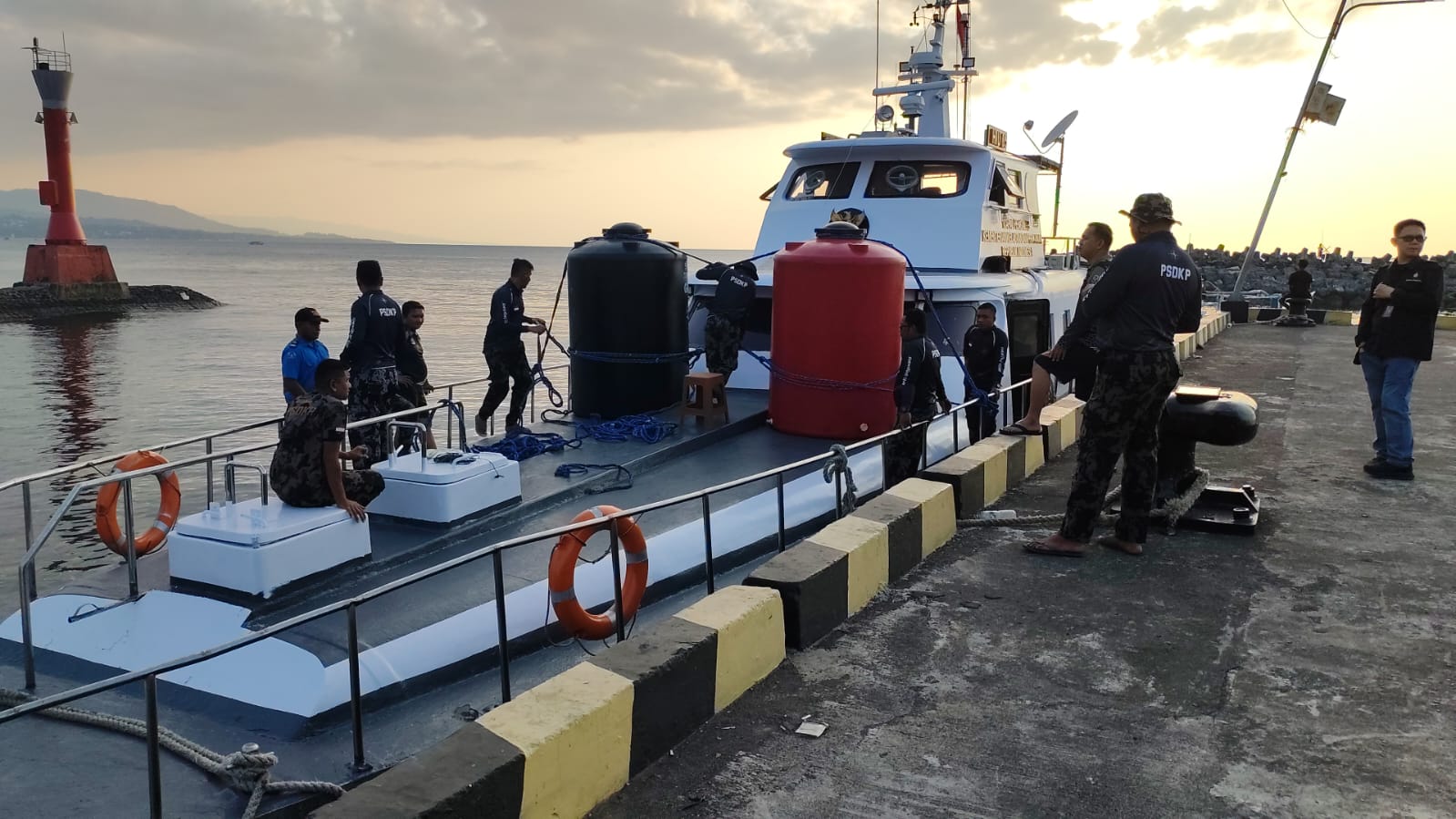 Armada pendukung menyalurkan bantuan 18.200 liter air bersih ke Pulau Manado Tua atas perintah Gubernur Yulius Selvanus.