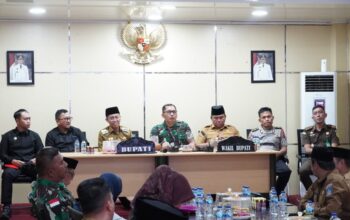 Bupati Bolsel Iskandar Kamaru dan Wakil Bupati Deddy Abdul Hamid saat memimpin rapat koordinasi bersama Forkopimda di Ruang Rapat Berkah Kantor Bupati Bolsel, Panango, Senin, 31 Agustus 2026. Foto: Diskominfo Bolsel