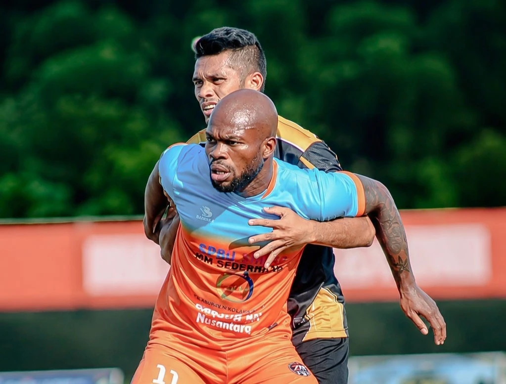 Pertandingan leg pertama semifinal Totabuan Champions League (TCL) 2026 antara Burako Alason FC dan ZM FC Bolsel berlangsung sengit dan berakhir imbang 3-3 di Stadion Nunuk Matali, Kotamobagu, Sabtu, 1 Agustus 2026. Foto: Akbar TCW