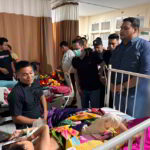 Ketua TIDAR Sulut Standius Bara Prima bersama Wali Kota Kotamobagu dr. Weny Gaib saat membesuk dan memberikan dukungan kepada korban Drag Race Upai di RSUP Prof. Dr. R.D. Kandou, Manado.