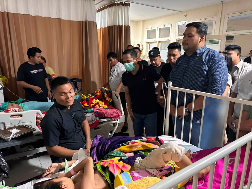 Ketua TIDAR Sulut Standius Bara Prima bersama Wali Kota Kotamobagu dr. Weny Gaib saat membesuk dan memberikan dukungan kepada korban Drag Race Upai di RSUP Prof. Dr. R.D. Kandou, Manado.
