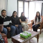 Caption foto: Ketua PD TIDAR Sulut, Standius Bara Prima, bersama Anggota DPRD Sulut sekaligus Ketua PC TIDAR Bolmong, Dhea Eucharisty Lumenta, saat menyambangi keluarga korban tragedi Drag Race di Kotamobagu, Kamis, 13 Agustus 2026. Kunjungan tersebut sebagai bentuk kepedulian dan dukungan kepada keluarga korban.