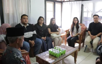 Dhea Lumenta Dampingi Ketua TIDAR Sulut Sambangi Keluarga Korban Drag Race Kotamobagu 5 Caption foto: Ketua PD TIDAR Sulut, Standius Bara Prima, bersama Anggota DPRD Sulut sekaligus Ketua PC TIDAR Bolmong, Dhea Eucharisty Lumenta, saat menyambangi keluarga korban tragedi Drag Race di Kotamobagu, Kamis, 13 Agustus 2026. Kunjungan tersebut sebagai bentuk kepedulian dan dukungan kepada keluarga korban.