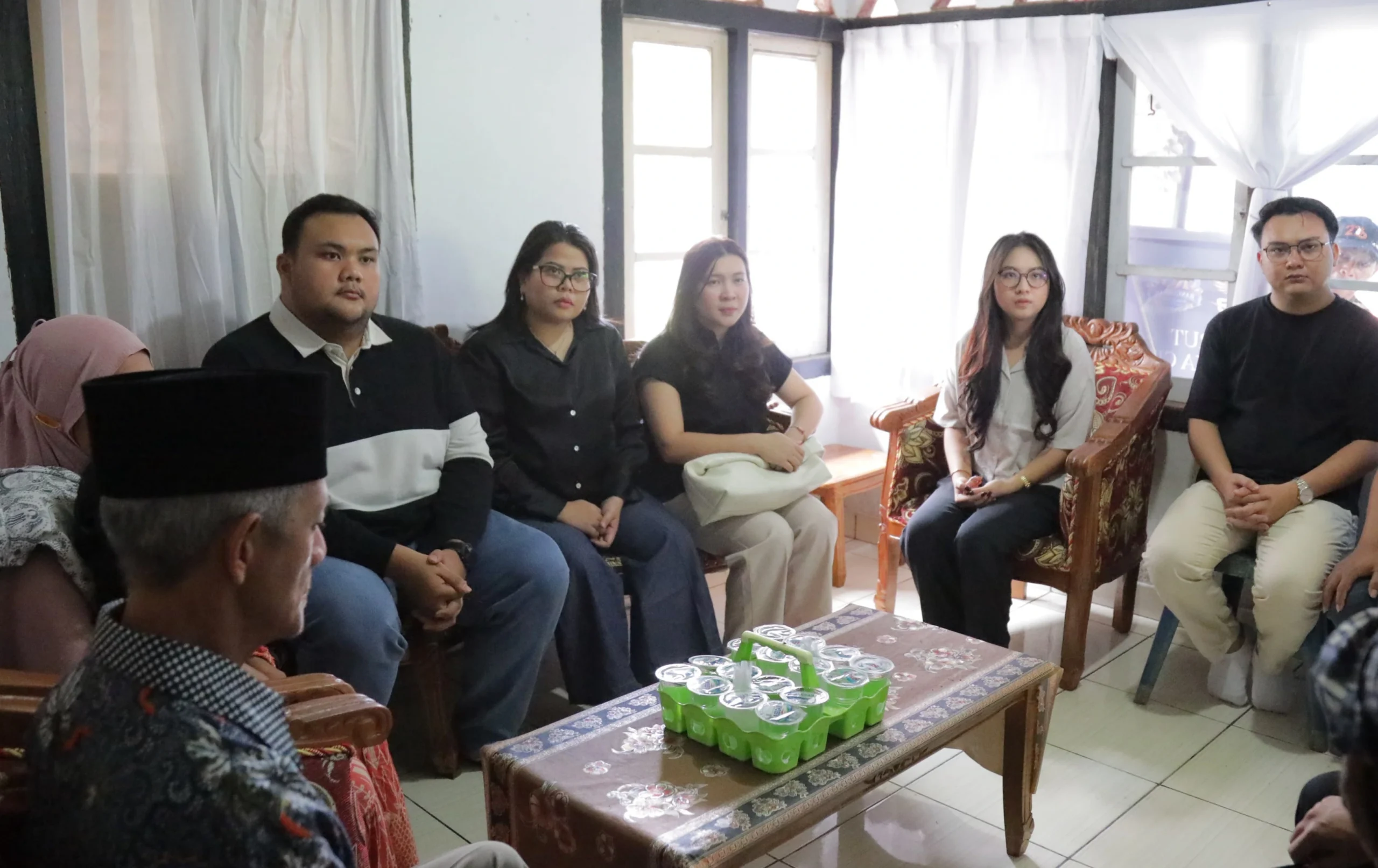 Caption foto: Ketua PD TIDAR Sulut, Standius Bara Prima, bersama Anggota DPRD Sulut sekaligus Ketua PC TIDAR Bolmong, Dhea Eucharisty Lumenta, saat menyambangi keluarga korban tragedi Drag Race di Kotamobagu, Kamis, 13 Agustus 2026. Kunjungan tersebut sebagai bentuk kepedulian dan dukungan kepada keluarga korban.