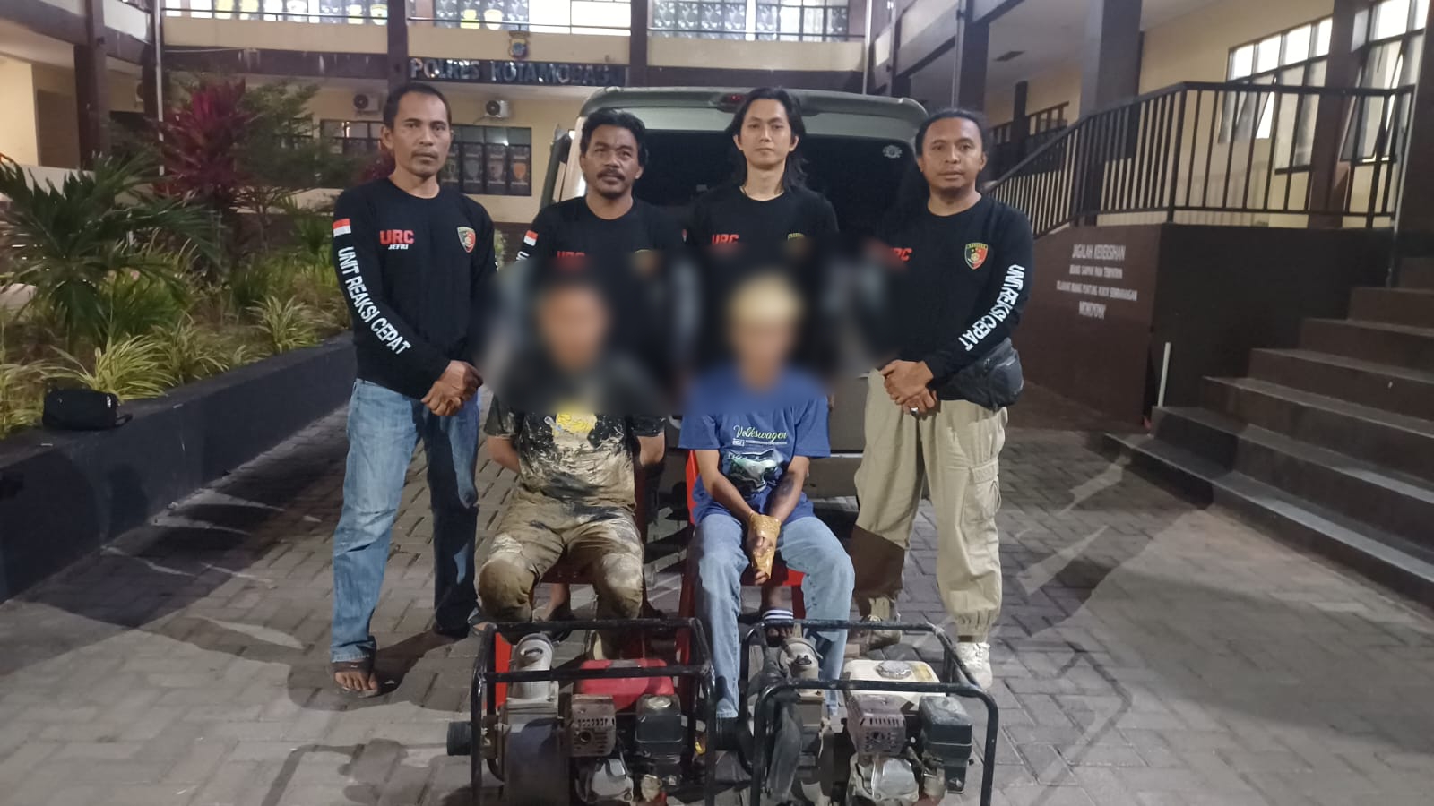 Tim URC Sat Reskrim Polres Kotamobagu mengamankan dua terduga pelaku pencurian mesin alkon milik petani di Desa Singsingon.