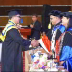 Wakil Bupati Bolaang Mongondow Dony Lumenta didampingi istri saat momen wisuda Sarjana Terapan Teknik di Politeknik Negeri Manado, Kamis, 20 Agustus 2026. Foto: Istimewa
