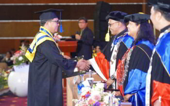 Wakil Bupati Bolaang Mongondow Dony Lumenta didampingi istri saat momen wisuda Sarjana Terapan Teknik di Politeknik Negeri Manado, Kamis, 20 Agustus 2026. Foto: Istimewa