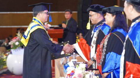 Inspiratif, Wabup Dony Lumenta Wisuda di Tengah Kesibukan
