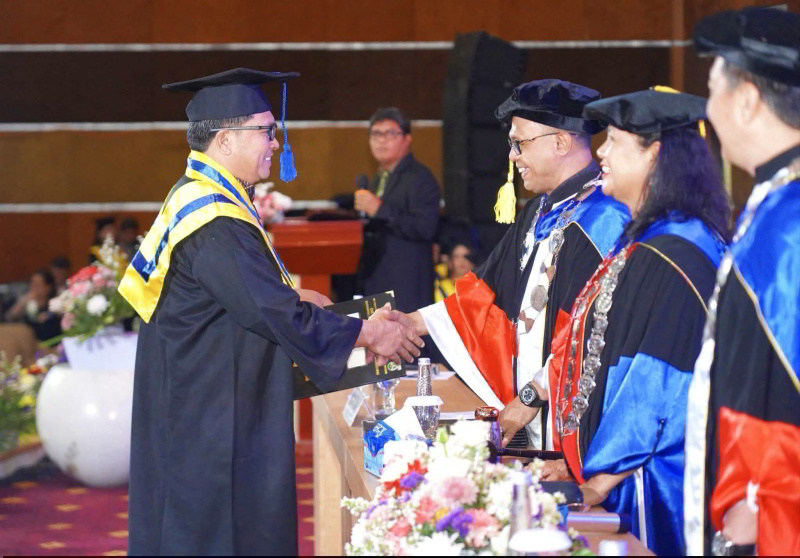 Wakil Bupati Bolaang Mongondow Dony Lumenta didampingi istri saat momen wisuda Sarjana Terapan Teknik di Politeknik Negeri Manado, Kamis, 20 Agustus 2026. Foto: Istimewa