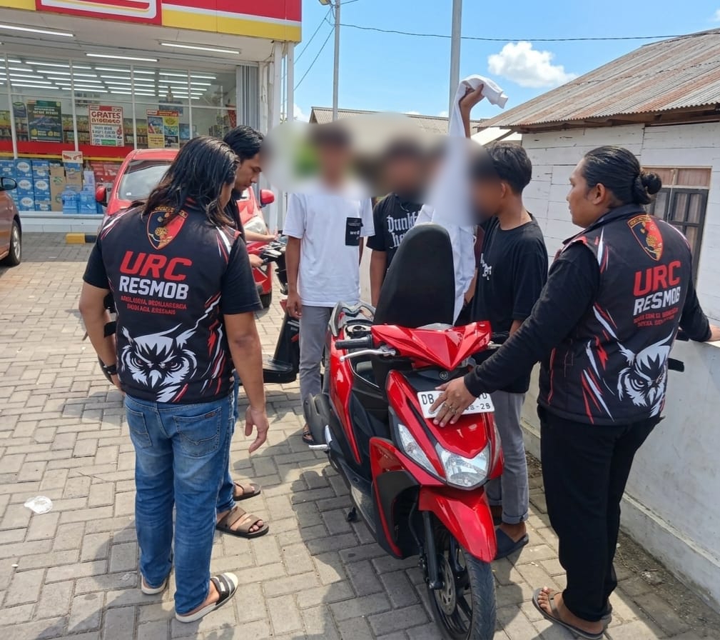 Tim URC Resmob Polres Bolmong melaksanakan patroli dan kegiatan cipta kondisi untuk mengantisipasi gangguan kamtibmas.