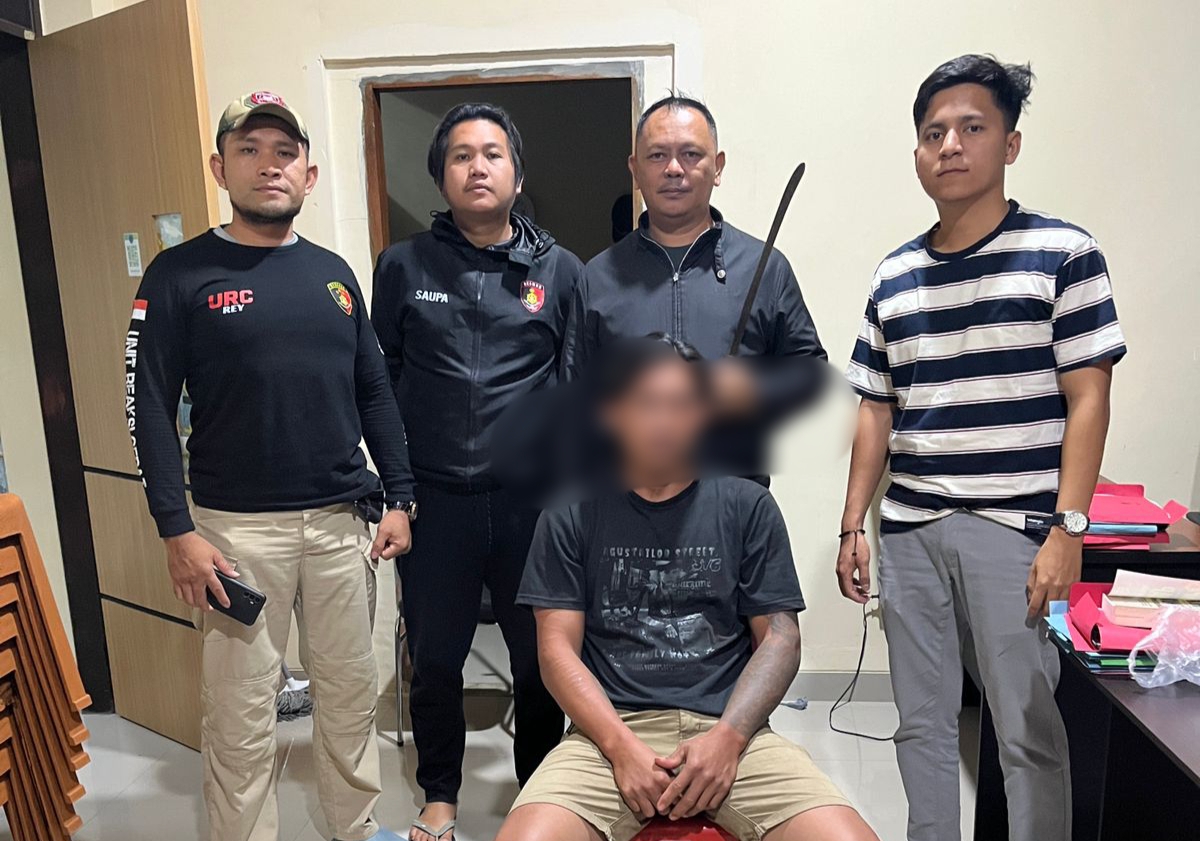 Tim URC Polres Kotamobagu saat mengamankan terduga pelaku pengancaman senjata tajam beserta barang bukti parang.