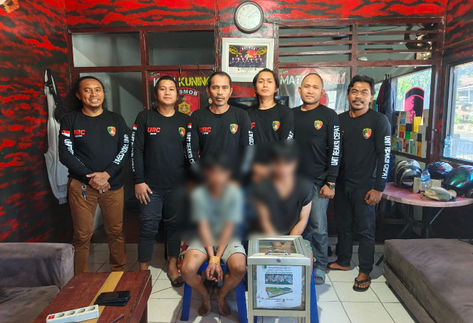 Tim Unit Reaksi Cepat (URC) Polres Kotamobagu mengamankan dua terduga pelaku pencurian kotak amal beserta barang bukti. Keduanya diamankan di Kelurahan Mogolaing, Kotamobagu Barat, Sabtu, 22 Agustus 2026. Foto: Humas Polres Kotamobagu