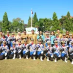 Gubernur Sulut Yulius Selvanus didampingi Wakil Gubernur, Sekprov, dan Ketua TP-PKK Ny. Anik Yulius Selvanus berpose bersama anak-anak Polisi Cilik dalam upacara Hari Anak Nasional ke-42 di Manado, Senin, 3 Agustus 2026. Momentum ini menegaskan komitmen bersama melindungi hak anak melalui Gernas RANA dan kampanye BERLIAN menuju Indonesia Emas 2045.