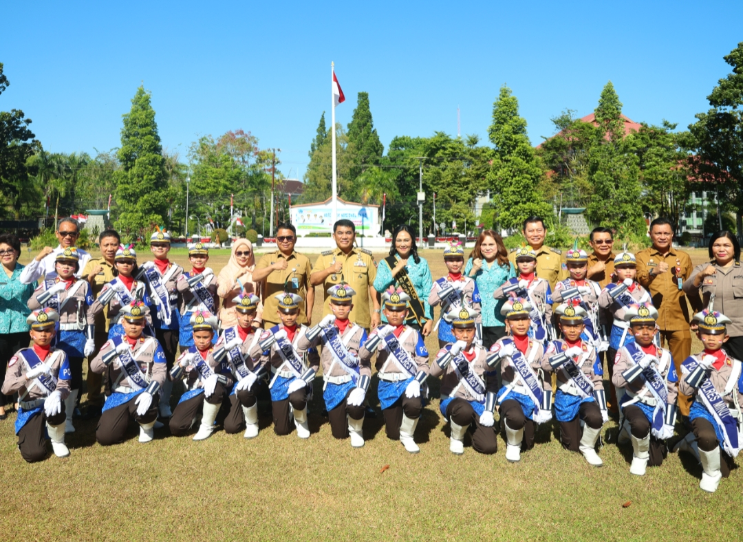 Gubernur Sulut Yulius Selvanus didampingi Wakil Gubernur, Sekprov, dan Ketua TP-PKK Ny. Anik Yulius Selvanus berpose bersama anak-anak Polisi Cilik dalam upacara Hari Anak Nasional ke-42 di Manado, Senin, 3 Agustus 2026. Momentum ini menegaskan komitmen bersama melindungi hak anak melalui Gernas RANA dan kampanye BERLIAN menuju Indonesia Emas 2045.