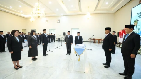 Gubernur Yulius Lantik Tiga Pejabat, Tekankan Kinerja dan PAD