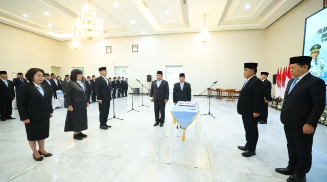 Gubernur Yulius Lantik Tiga Pejabat, Tekankan Kinerja dan PAD