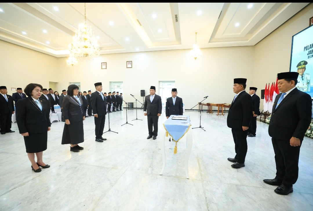 Gubernur Yulius Selvanus melantik tiga pejabat pimpinan tinggi pratama di Wisma Negara Bumi Beringin, Manado, Rabu, 5 Agustus 2026. Foto: Diskominfo Sulut.