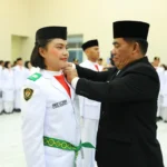Gubernur Yulius Selvanus mengukuhkan anggota Paskibraka Sulut dengan menyematkan tanda pengukuhan, sebagai bagian dari persiapan menjalankan tugas pengibaran Bendera Merah Putih pada HUT ke-81 Kemerdekaan RI.