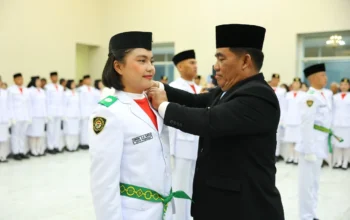 Gubernur Yulius Selvanus mengukuhkan anggota Paskibraka Sulut dengan menyematkan tanda pengukuhan, sebagai bagian dari persiapan menjalankan tugas pengibaran Bendera Merah Putih pada HUT ke-81 Kemerdekaan RI.