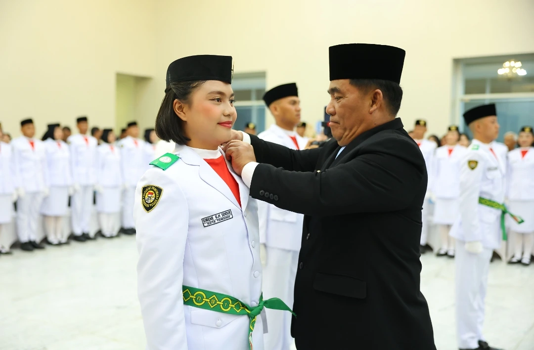 Gubernur Yulius Selvanus mengukuhkan anggota Paskibraka Sulut dengan menyematkan tanda pengukuhan, sebagai bagian dari persiapan menjalankan tugas pengibaran Bendera Merah Putih pada HUT ke-81 Kemerdekaan RI.