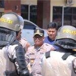 Kapolres Kotamobagu AKBP Abdul Kholik mengecek pelaksanaan latihan Pengendalian Massa (Dalmas) di Mapolres Kotamobagu, Rabu 19 Agustus 2026.