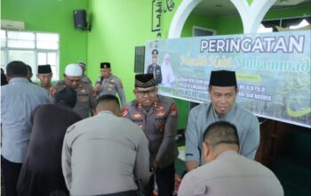 Kapolres Kotamobagu AKBP Abdul Kholik bersama jajaran mengikuti peringatan Maulid Nabi Muhammad SAW 1448 Hijriah di Masjid Al Mustaqim Polres Kotamobagu.