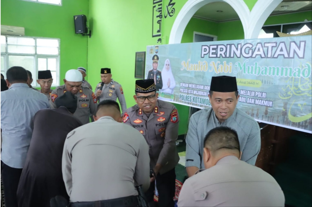 Kapolres Kotamobagu AKBP Abdul Kholik bersama jajaran mengikuti peringatan Maulid Nabi Muhammad SAW 1448 Hijriah di Masjid Al Mustaqim Polres Kotamobagu.