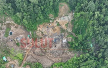 Tambang Ilegal Lokosina, Siapa di Balik Operasionalnya? 3 Satu unit excavator terpantau di kawasan pegunungan Lokosina, Desa Dumagin B, Kecamatan Pinolosian Timur, Bolsel, saat pemantauan menggunakan drone oleh KPH Unit II Bolsel-Boltim.
