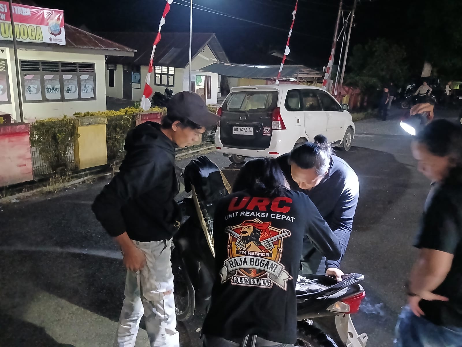 Personel Tim URC Polres Bolaang Mongondow saat melaksanakan razia sajam dan imbauan kamtibmas pada Senin dini hari, 17 Agustus 2026. Foto: Humas Polres Bolmong