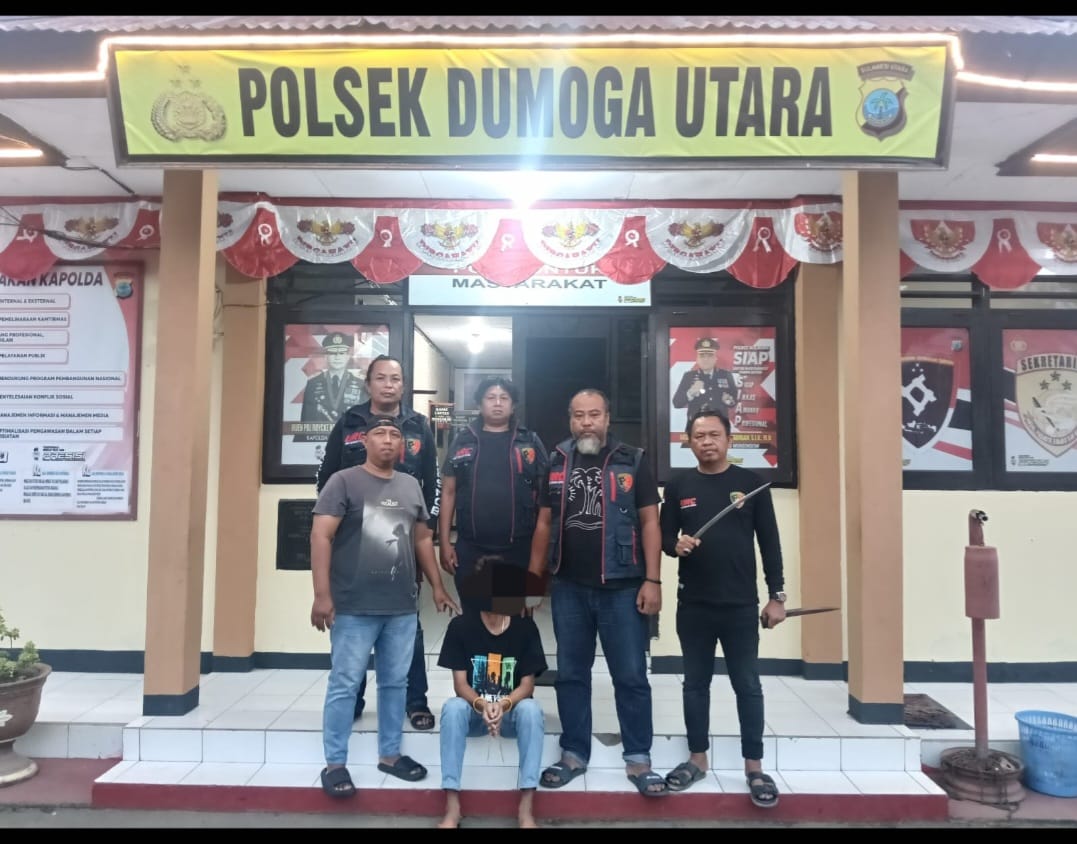 Tim URC Resmob Polres Bolmong mengamankan AU (20), terduga pelaku penganiayaan senjata tajam terhadap pelajar di Dumoga Utara.