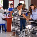 Anggota DPRD Provinsi Sulawesi Utara dari Fraksi Partai Gerindra Dapil Bolaang Mongondow Raya (BMR), Dhea Eucharisty Lumenta, SE, memfasilitasi penyerahan kursi roda kepada seorang warga lanjut usia di Desa Nonapan Baru, Kecamatan Poigar, Kabupaten Bolaang Mongondow. Bantuan tersebut diberikan sebagai bentuk kepedulian terhadap warga yang mengalami kesulitan berjalan akibat kondisi kesehatan. (Foto: Istimewa)