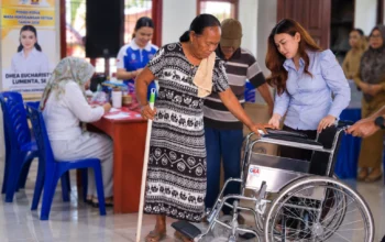 Reses di Poigar, Dhea Lumenta Gelar Cek Kesehatan Gratis dan Serahkan Bantuan Kursi Roda 4 Anggota DPRD Provinsi Sulawesi Utara dari Fraksi Partai Gerindra Dapil Bolaang Mongondow Raya (BMR), Dhea Eucharisty Lumenta, SE, memfasilitasi penyerahan kursi roda kepada seorang warga lanjut usia di Desa Nonapan Baru, Kecamatan Poigar, Kabupaten Bolaang Mongondow. Bantuan tersebut diberikan sebagai bentuk kepedulian terhadap warga yang mengalami kesulitan berjalan akibat kondisi kesehatan. (Foto: Istimewa)