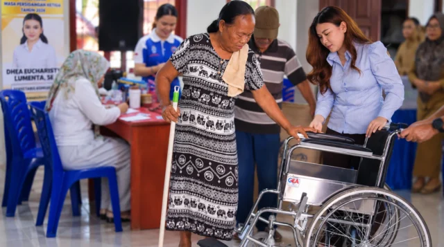 Reses di Poigar, Dhea Lumenta Gelar Cek Kesehatan Gratis dan Serahkan Bantuan Kursi Roda