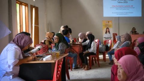 Petugas kesehatan dari Dinas Kesehatan Kabupaten Bolaang Mongondow memberikan pelayanan kesehatan gratis kepada warga Desa Totabuan, Kecamatan Lolak, dalam rangka Reses Kedua Masa Persidangan Ketiga Tahun 2026 yang digelar Anggota DPRD Provinsi Sulawesi Utara, Dhea Eucharisty Lumenta, SE. Pelayanan kesehatan yang berkolaborasi dengan BPJS Kesehatan ini menjadi nilai tambah dalam reses, sehingga masyarakat tidak hanya menyampaikan aspirasi, tetapi juga memperoleh layanan kesehatan secara langsung. (Foto: Istimewa)