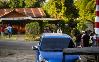 BPN Boltim Gagal Temukan Titik Koordinat Klaim Lahan di Lanut, Warga Resah 3 Petugas BPN bersama Pemdes Lanud dan Polres Boltim saat mencocokkan titik koordinat klaim lahan di lokasi Goropai, Desa Lanud, Modayag.