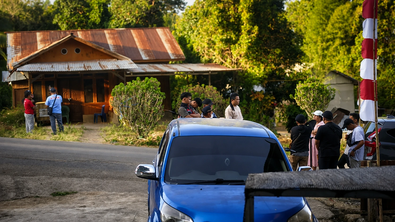 Petugas BPN bersama Pemdes Lanud dan Polres Boltim saat mencocokkan titik koordinat klaim lahan di lokasi Goropai, Desa Lanud, Modayag.