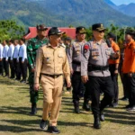 Kapolres Boltim AKBP Golfried Hasiholan bersama Wakil Bupati Boltim Argo V. Sumaiku memeriksa barisan peserta saat Apel Gelar Pasukan Persiapan Penanggulangan Fenomena El Nino di Lapangan Apel Polres Boltim, Tutuyan.