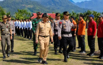 Kapolres Boltim Tegaskan Kesiapsiagaan Hadapi El Nino Lewat Apel Lintas Instansi 3 Kapolres Boltim AKBP Golfried Hasiholan bersama Wakil Bupati Boltim Argo V. Sumaiku memeriksa barisan peserta saat Apel Gelar Pasukan Persiapan Penanggulangan Fenomena El Nino di Lapangan Apel Polres Boltim, Tutuyan.