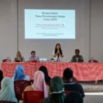 Anggota DPRD Provinsi Sulawesi Utara, Dhea Eucharisty Lumenta, SE, menyampaikan sambutan saat menggelar Reses Kedua Masa Persidangan Ketiga Tahun 2026 di Desa Totabuan, Kecamatan Lolak, Kabupaten Bolaang Mongondow. Dalam kegiatan tersebut, Dhea tidak hanya menyerap aspirasi masyarakat, tetapi juga menghadirkan pelayanan kesehatan gratis bekerja sama dengan Dinas Kesehatan Kabupaten Bolaang Mongondow dan BPJS Kesehatan sebagai bentuk pelayanan langsung kepada warga di wilayah kategori 3T. (Foto: Istimewa)