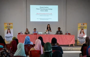 Tak Hanya Serap Aspirasi, Reses Dhea Lumenta Hadirkan Pelayanan Kesehatan Gratis di Desa Totabuan 8 Anggota DPRD Provinsi Sulawesi Utara, Dhea Eucharisty Lumenta, SE, menyampaikan sambutan saat menggelar Reses Kedua Masa Persidangan Ketiga Tahun 2026 di Desa Totabuan, Kecamatan Lolak, Kabupaten Bolaang Mongondow. Dalam kegiatan tersebut, Dhea tidak hanya menyerap aspirasi masyarakat, tetapi juga menghadirkan pelayanan kesehatan gratis bekerja sama dengan Dinas Kesehatan Kabupaten Bolaang Mongondow dan BPJS Kesehatan sebagai bentuk pelayanan langsung kepada warga di wilayah kategori 3T. (Foto: Istimewa)