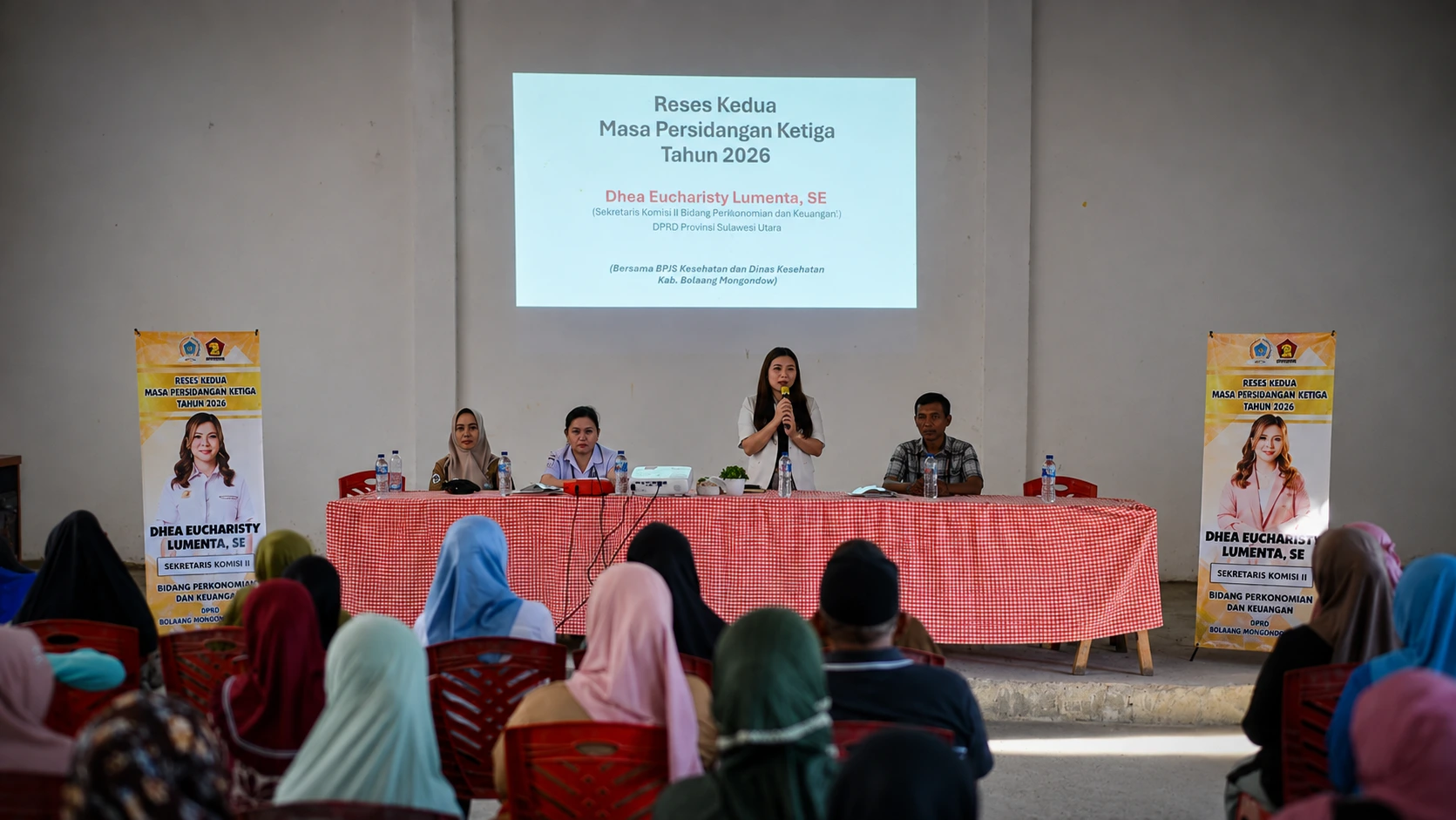 Anggota DPRD Provinsi Sulawesi Utara, Dhea Eucharisty Lumenta, SE, menyampaikan sambutan saat menggelar Reses Kedua Masa Persidangan Ketiga Tahun 2026 di Desa Totabuan, Kecamatan Lolak, Kabupaten Bolaang Mongondow. Dalam kegiatan tersebut, Dhea tidak hanya menyerap aspirasi masyarakat, tetapi juga menghadirkan pelayanan kesehatan gratis bekerja sama dengan Dinas Kesehatan Kabupaten Bolaang Mongondow dan BPJS Kesehatan sebagai bentuk pelayanan langsung kepada warga di wilayah kategori 3T. (Foto: Istimewa)