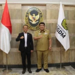 Menteri Investasi Bahlil Lahadalia bersama Gubernur Sulut Yulius Selvanus Komaling saat membahas pilot project tambang rakyat legal di Blok Mintu dan Alason.