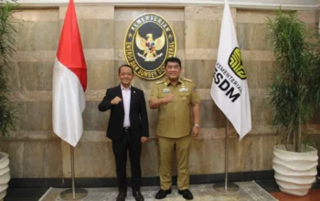 Menteri Investasi Bahlil Lahadalia bersama Gubernur Sulut Yulius Selvanus Komaling saat membahas pilot project tambang rakyat legal di Blok Mintu dan Alason.
