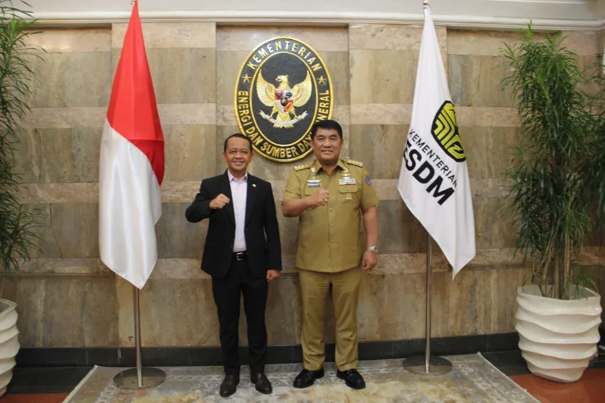Menteri Investasi Bahlil Lahadalia bersama Gubernur Sulut Yulius Selvanus Komaling saat membahas pilot project tambang rakyat legal di Blok Mintu dan Alason.
