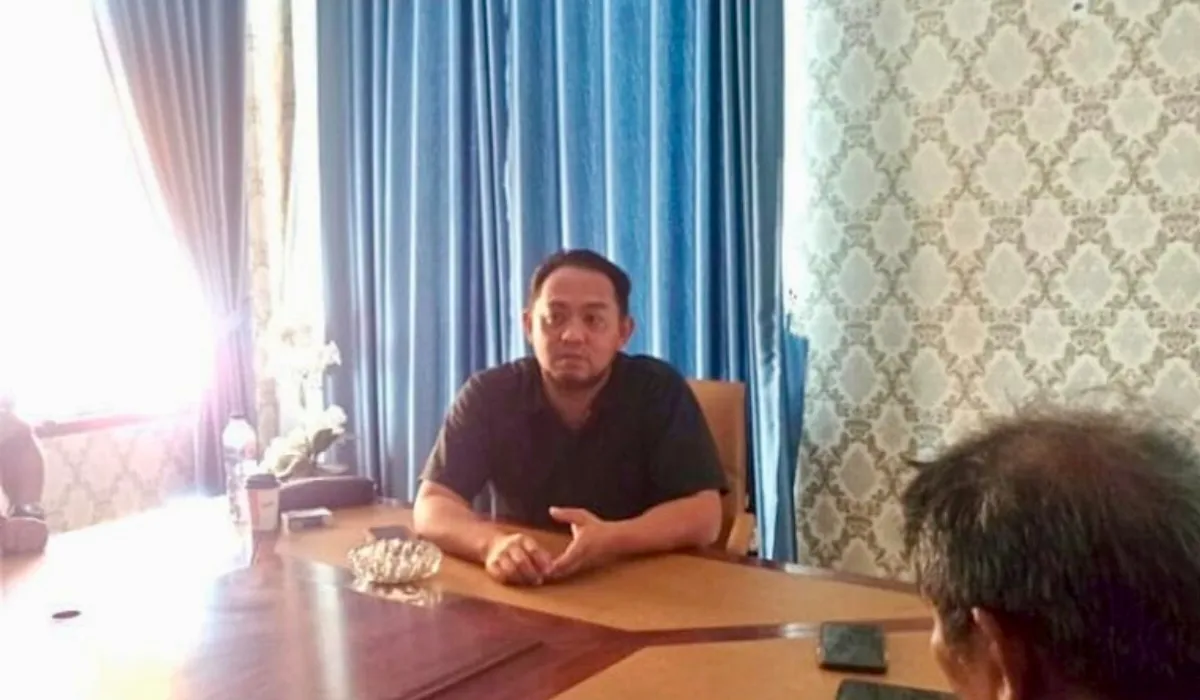 Anggota DPRD Boltim Rahman Salehe menyampaikan klarifikasi terkait tudingan kehadiran dan isu narkoba dalam konferensi pers di ruang Fraksi DPRD Boltim, Senin, 21 September 2026.