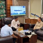 Wakil Bupati Bolaang Mongondow Dony Lumenta (kanan) saat berdiskusi dengan Wamen Desa Ahmad Riza Patria di Jakarta.